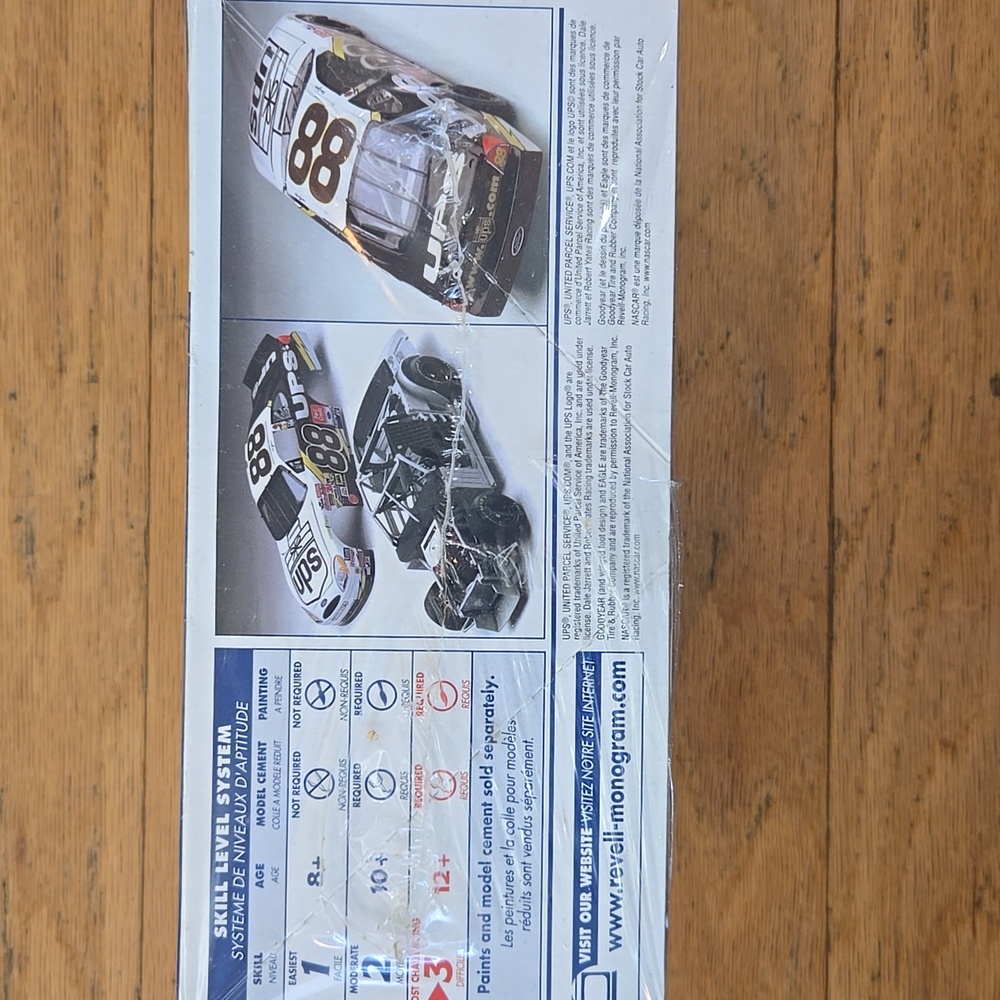 REVELL, 2002 L, Dale Jarrett UPS #88, Taurus, NASCAR , #85-2398, 1:24, USA, NIP - Picture 3 of 9